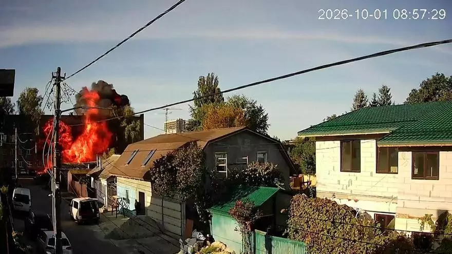 El momento exacto en que un dron ruso impacta contra un colegio en Kiev