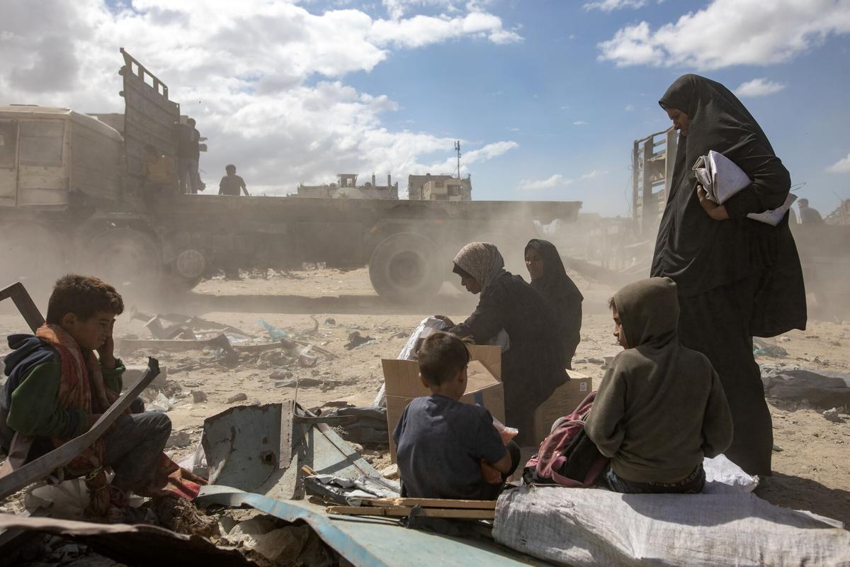 Camiones con ayuda humanitaria llegan a Jan Yunis.
