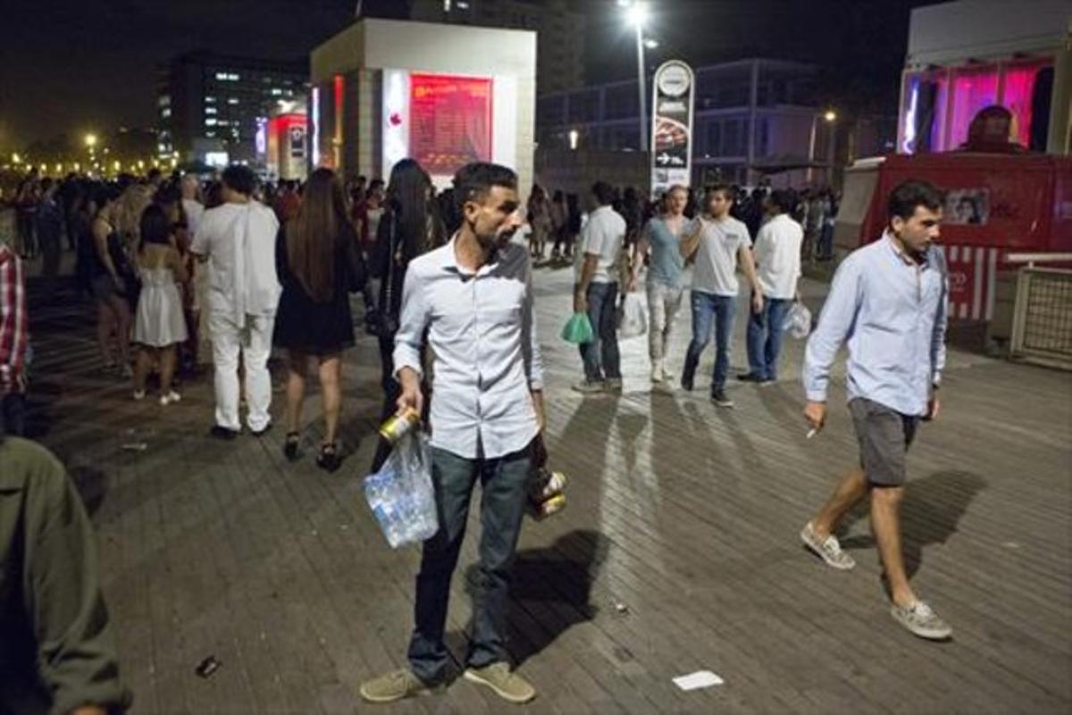 Oferta il·legal 8 Un dels molts llauners que recorren el passeig Marítim de la Barceloneta a la zona de la platja del Somorrostro.