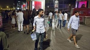 Oferta il·legal 8 Un dels molts llauners que recorren el passeig Marítim de la Barceloneta a la zona de la platja del Somorrostro.