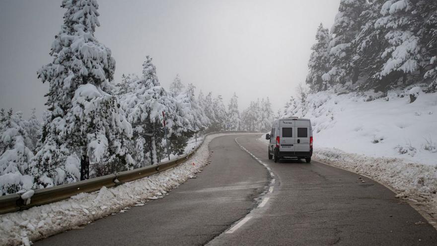 La carretera de la collada de Toses, la setmana passada després d’una copiosa nevada al Pirineu oriental. | LORENA SOPÊNA / EUROPA PRESS