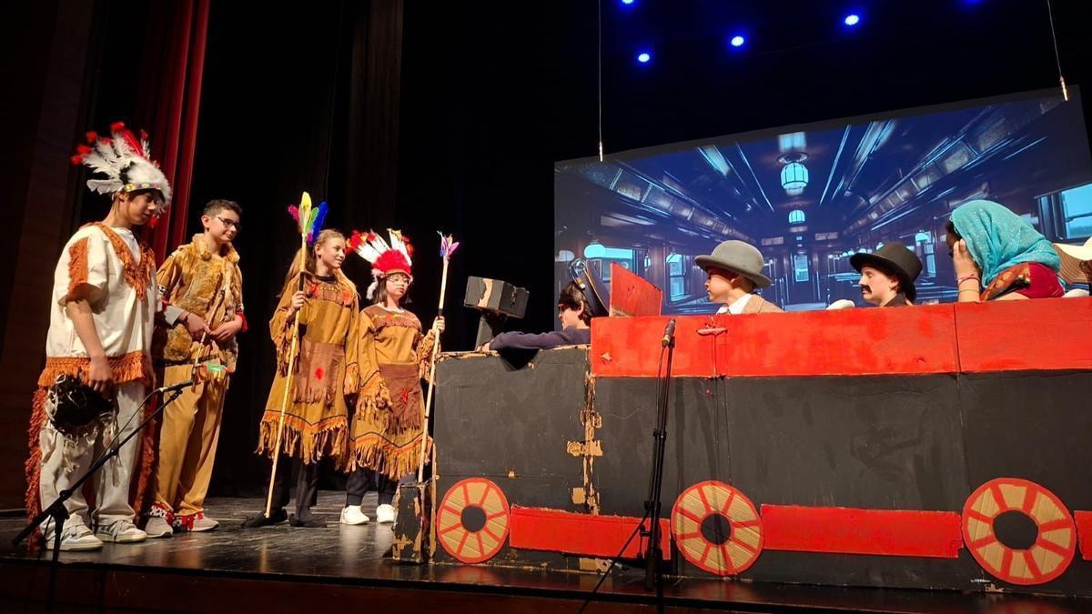 'La volta al món en 80 dies' va permetre a l'alumnat de 1r d'ESO de l'IES Jaume I d'Ontinyent recrear a l'escenari del Teatre Echegaray el 'Far West' d'EE UU.