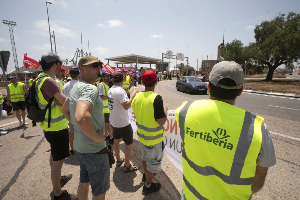 Segundo día de huelga de los trabajadores de Fertiberia en el Port de Sagunt