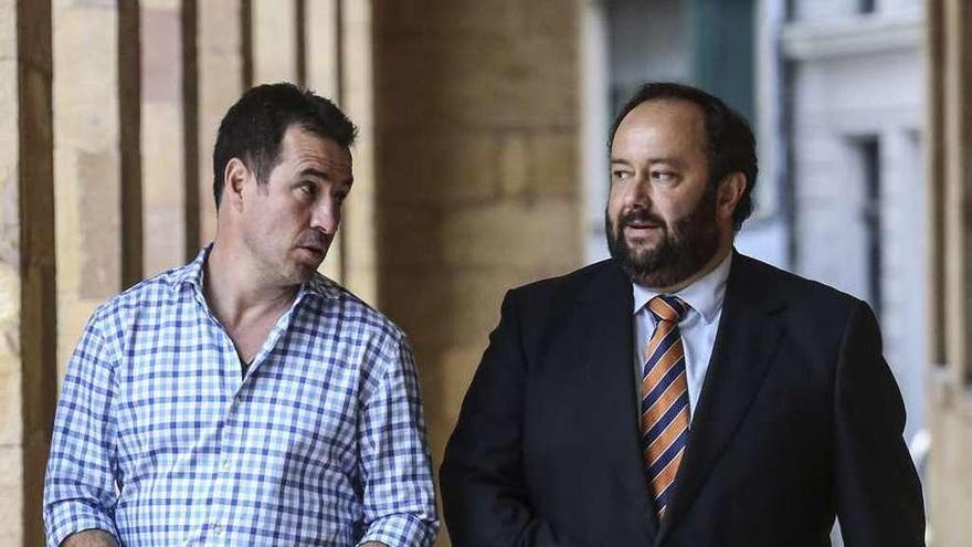 Joaquín del Olmo y Jorge Menéndez Vallina, entrando al Ayuntamiento.