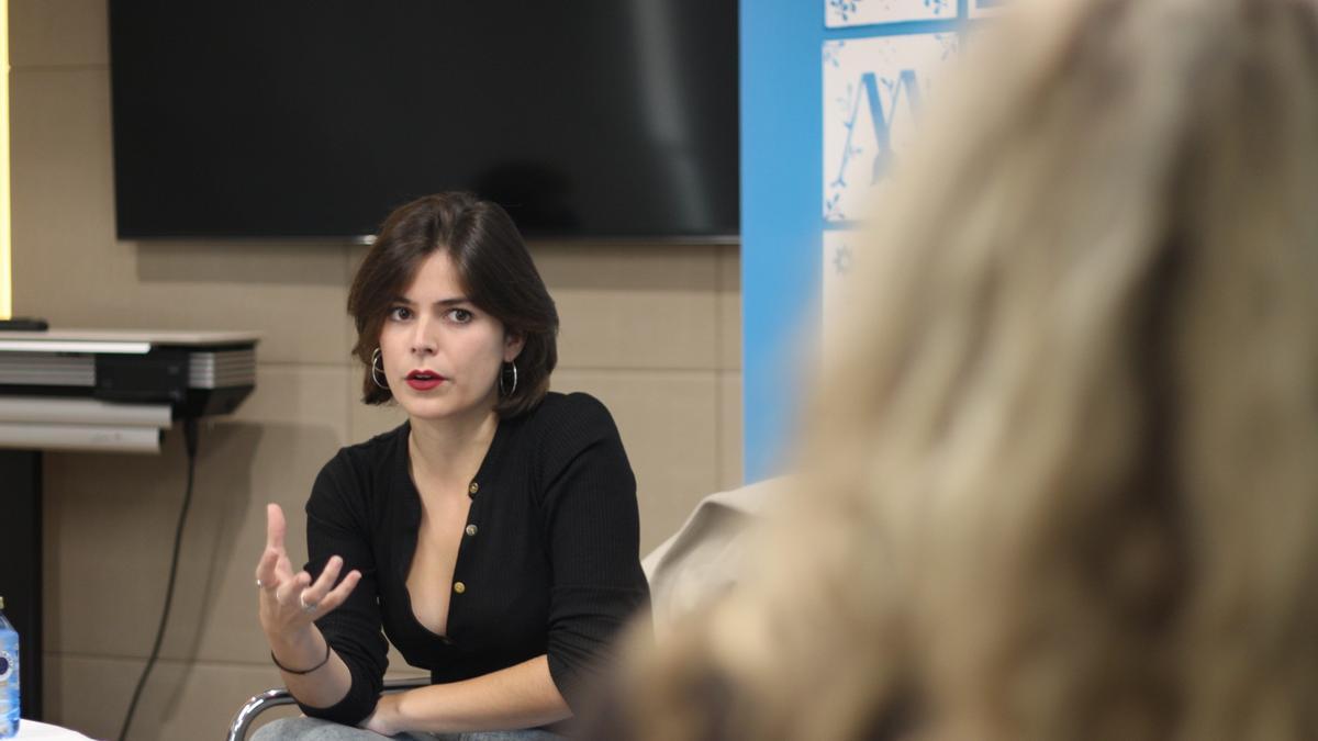 La poeta Carla Nyman atiende a los medios durante la rueda de prensa de Cosmopoética