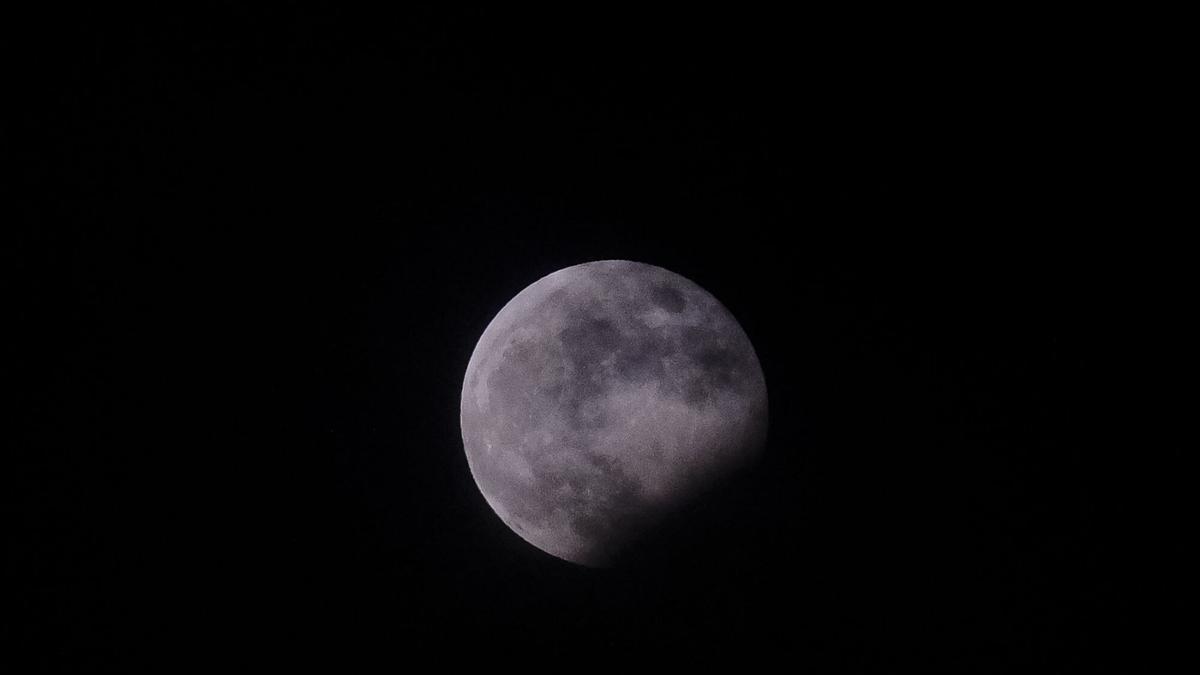Eclipse parcial de luna visto desde Canarias.