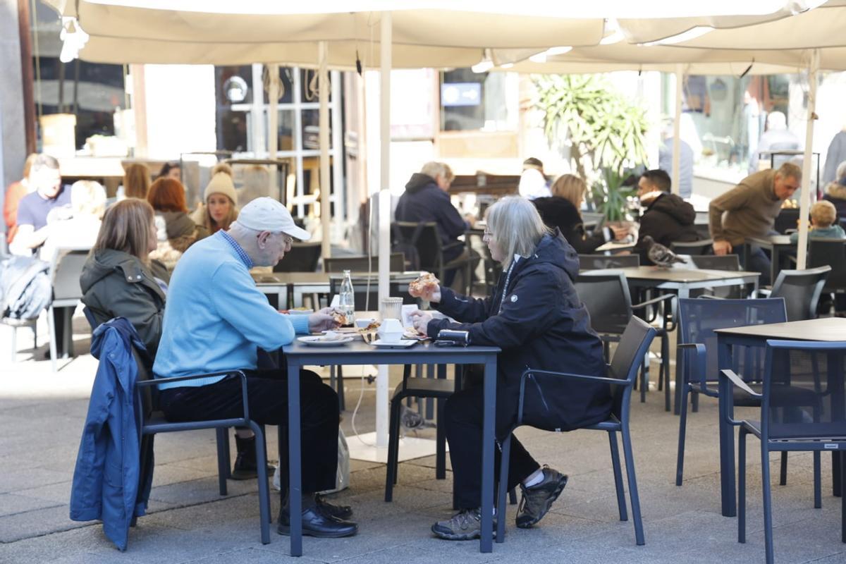 Turistas almorzando en la Praza da Constitución este mes de enero