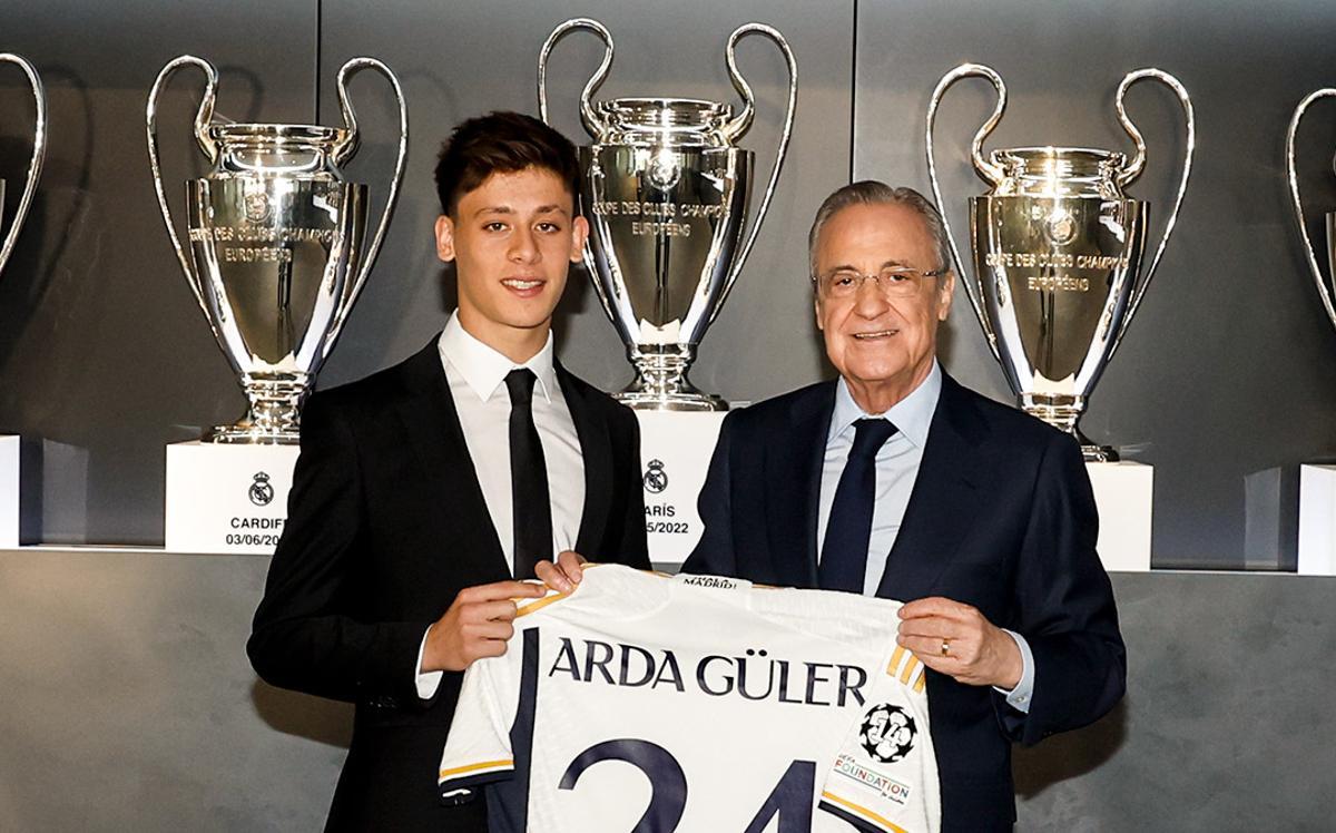 Güler en su presentación con Florentino Pérez como jugador blanco