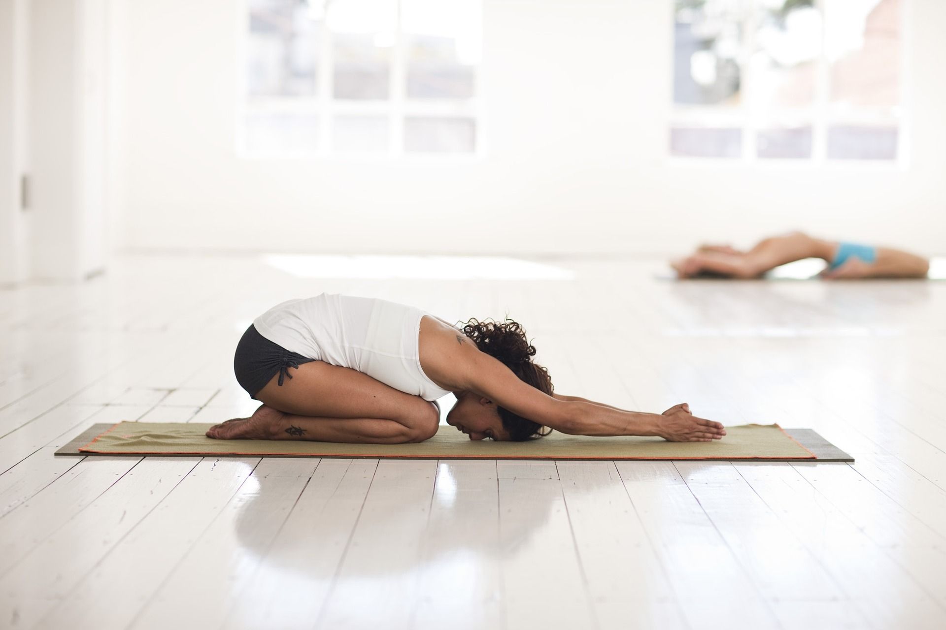 Yoga para mujeres: beneficios y posturas clave