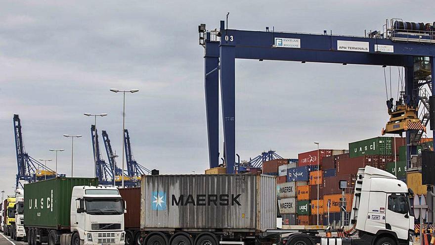 Camiones entrando a la terminal de APM-Maersk del Puerto de València, en marzo de 2020.