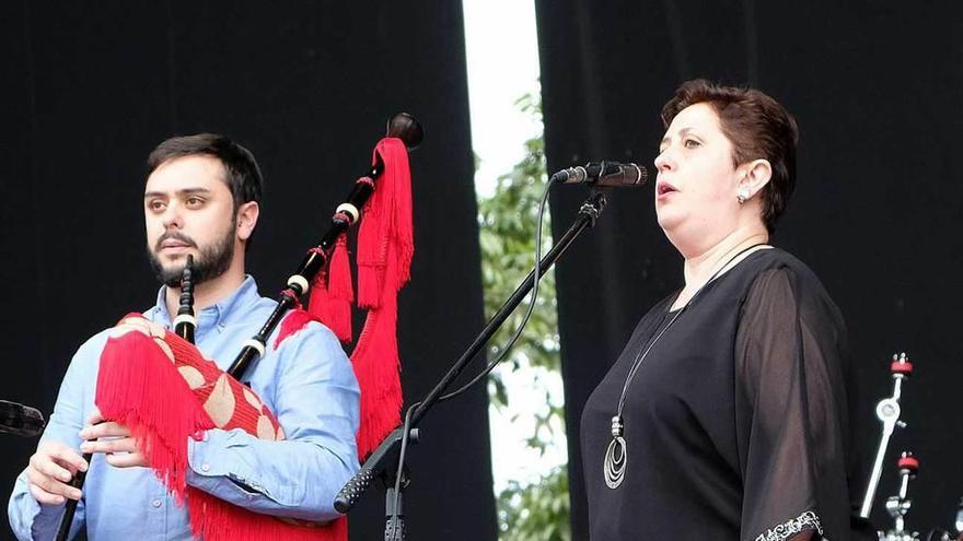 El gaitero Pablo Carrera y la cantante Luisi Martínez, en Lada.