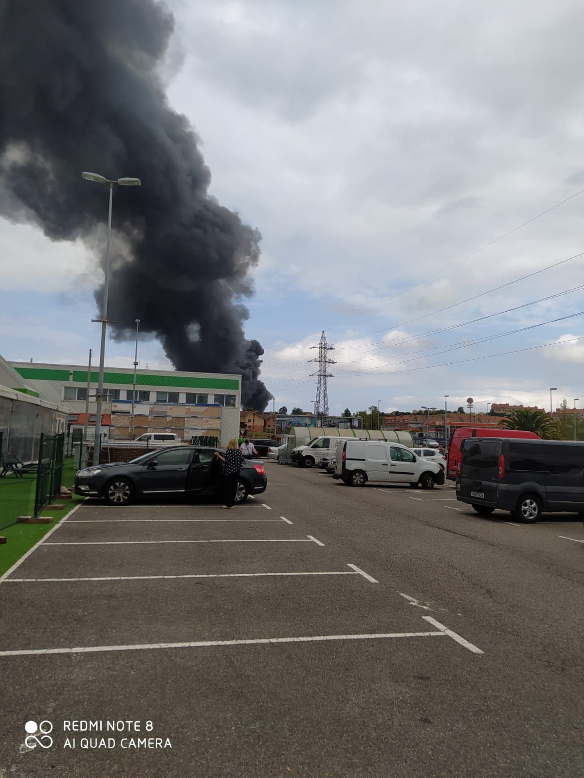 Alarma por un gran incendio en una nave de reciclaje en Llanera