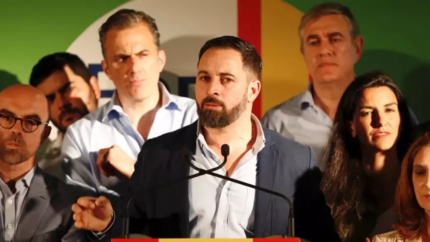 Vox carga contra "un PP que camina sin rumbo"