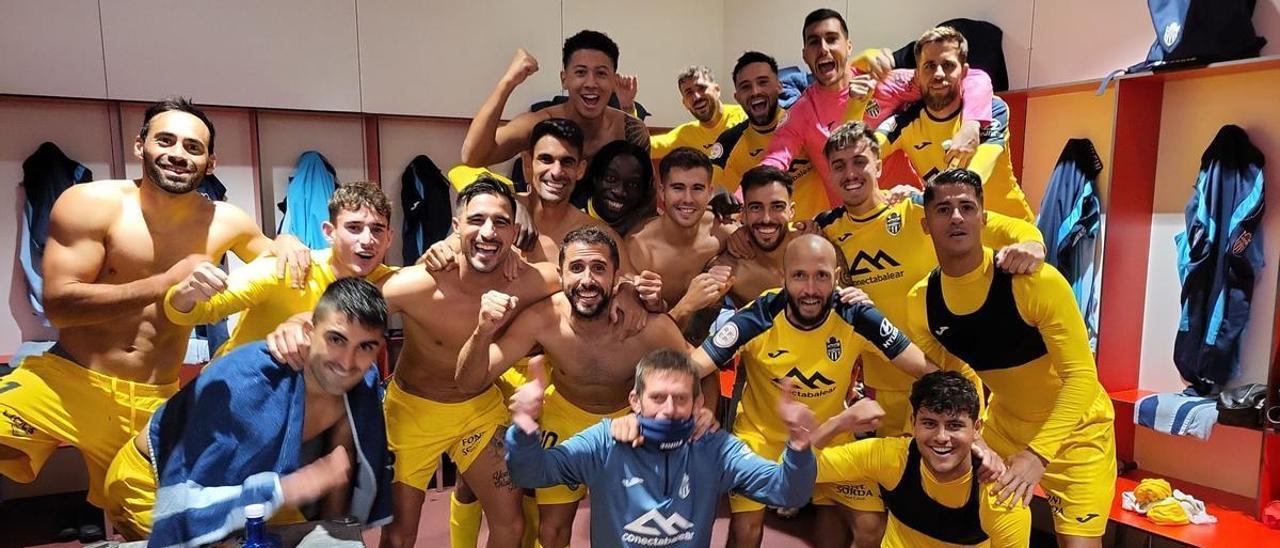 Los jugadores del Atlético Baleares celebran en el vestuario el triunfo en Lezama.