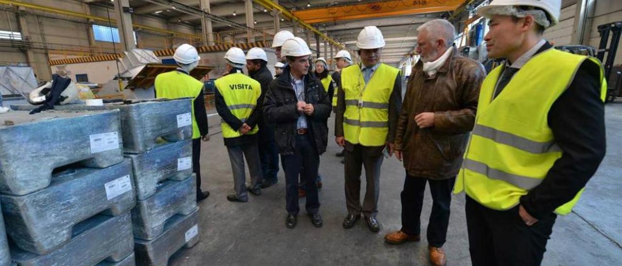 Macario Fernández conversa con los empresarios chinos en el interior de la factoría.