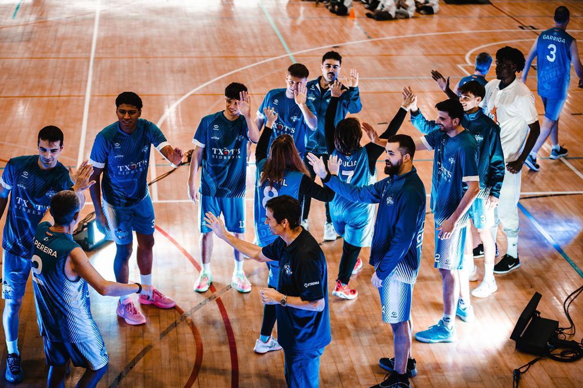 El primer equip masculí de l'Adepaf amb el sènior mixte durant la presentació del equips.