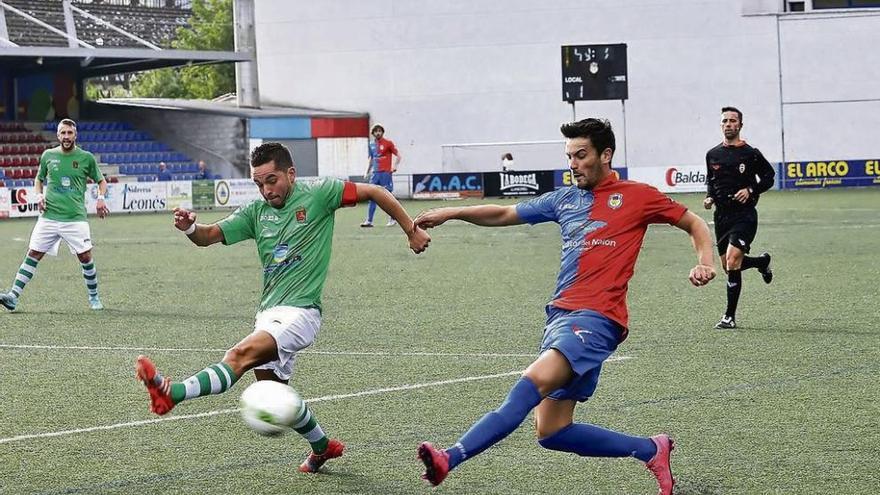 Damián trata de enviar un balón al área ante la oposición de Dani.