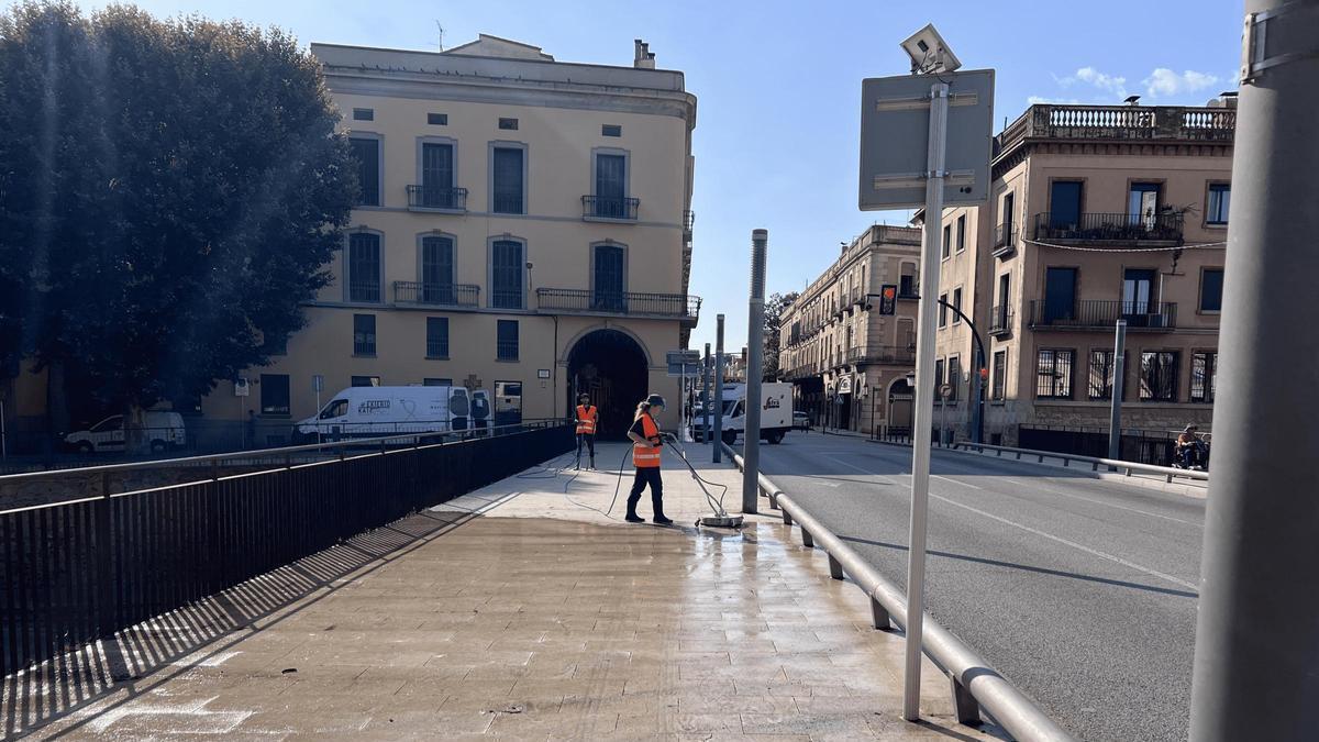 Personal fent neteja a pressío pels carrers.