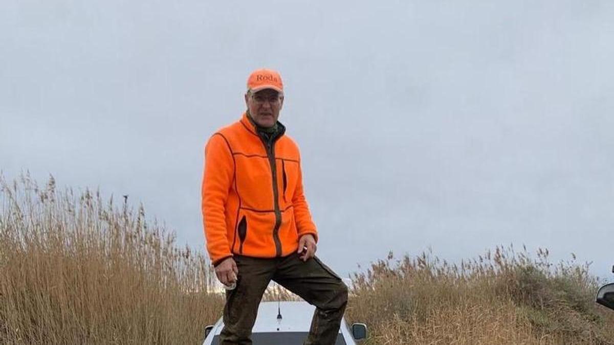 José Luis Calvo "Roda", cazador originario de Peralta de Alcofea, subido a un remolque con tres jabalíes abatidos