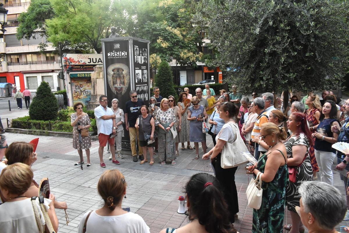 Galería | Decenas de personas rezan un rosario por la Cruz de los Caídos en Cáceres