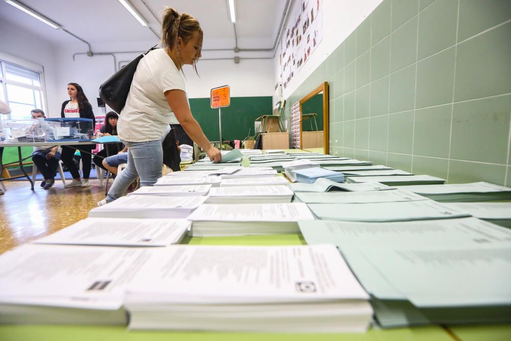 Los candidatos de Benidorm votando en las urnas