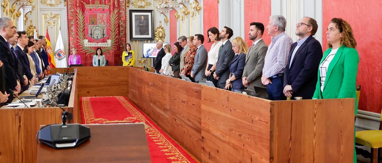 Minuto de silencio contra la violencia machista en el pleno de este lunes.