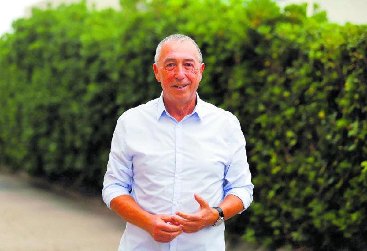 El candidato de Compromís,Joan Baldoví, posa antes de la entrevista.  FERNANDO BUSTAMANTE