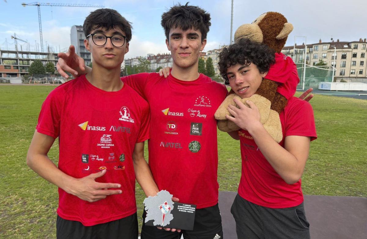 Breogán García, Beltrán Rivas y León Diego Feijoo posan con el trofeo conseguido en Pontevedra. |