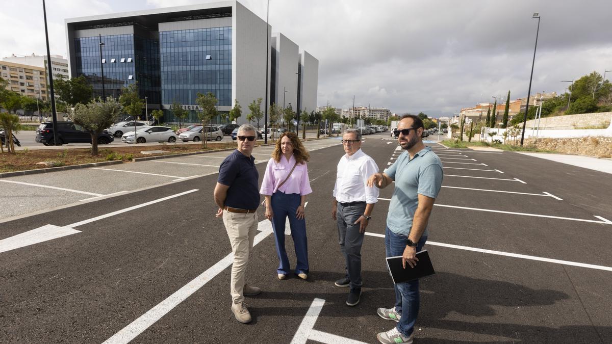 Alonso y Gregori, en el centro, con responsables de la empresa Pavasal, en el párking inaugurado con el Palau de Justícia al fondo.