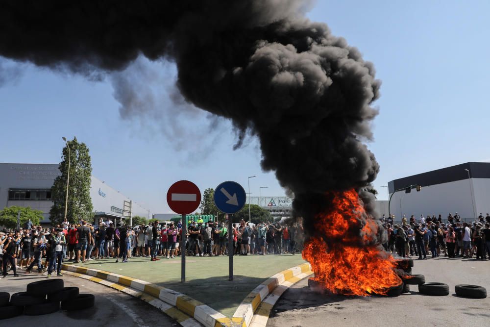 Trabajadores de la planta de Nissan en la Zona Franca de Barcelona protestan ante el cierre