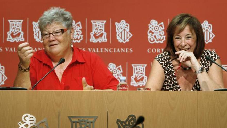 La diputada autonómica de EU Gl ria Marcos (i) durante la rueda de prensa para informar sobre su renuncia al escaño junto con la coordinadora de esta formación, Marga Sanz,