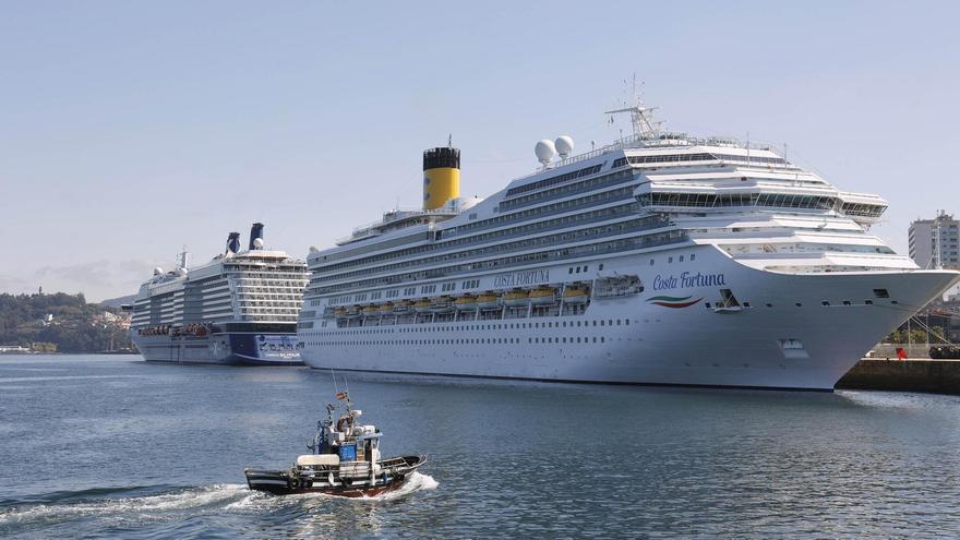 Los dos cruceros, atracados en el puerto