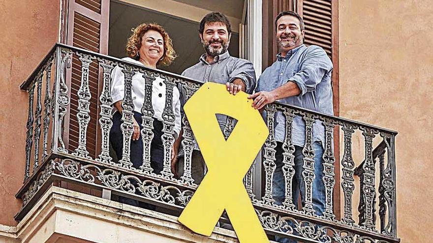 Los diputados de Més con el lazo amarillo.