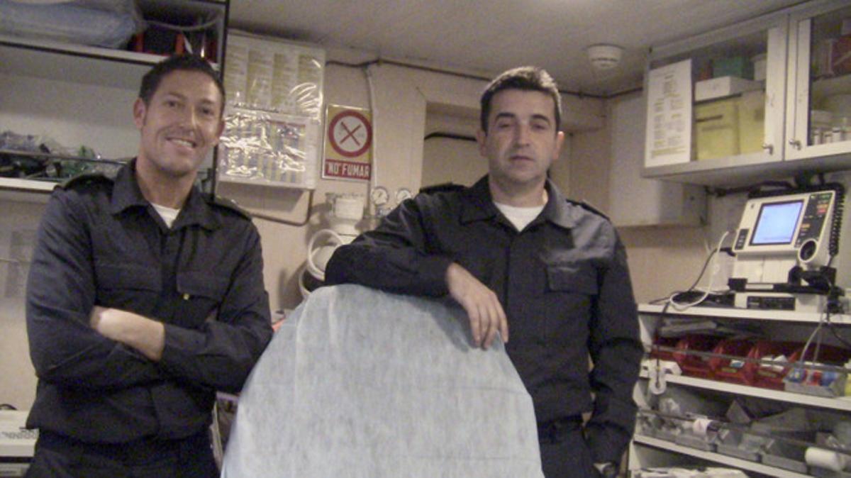 L’alferes infermer Antonio García (esquerra) i el comandant metge Mateo Ruiz, a la infermeria de l’’Hespérides’. L’alferes infermer Antonio García (esquerra) i el comandant metge Mateo Ruiz, a la infermeria de l’’Hespérides’.