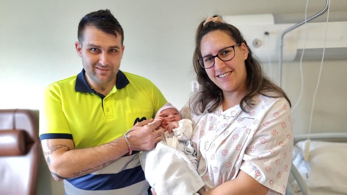 Kyliam, primer bebé nacido en Galicia en 2024, y sus padres.