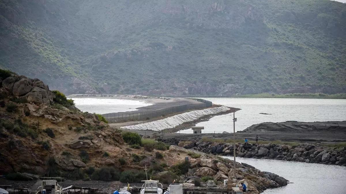Actual línea de costa en la bahía de Portmán, que separa el mar de la laguna interior.