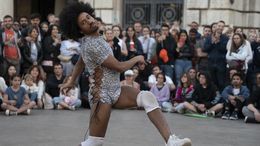 Dansa València ix al carrer per retrobar-se amb un públic diferent