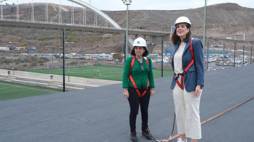 Carolina Darias y Carla Campoamor, durante la visita a la cubierta de los campos de fútbol.