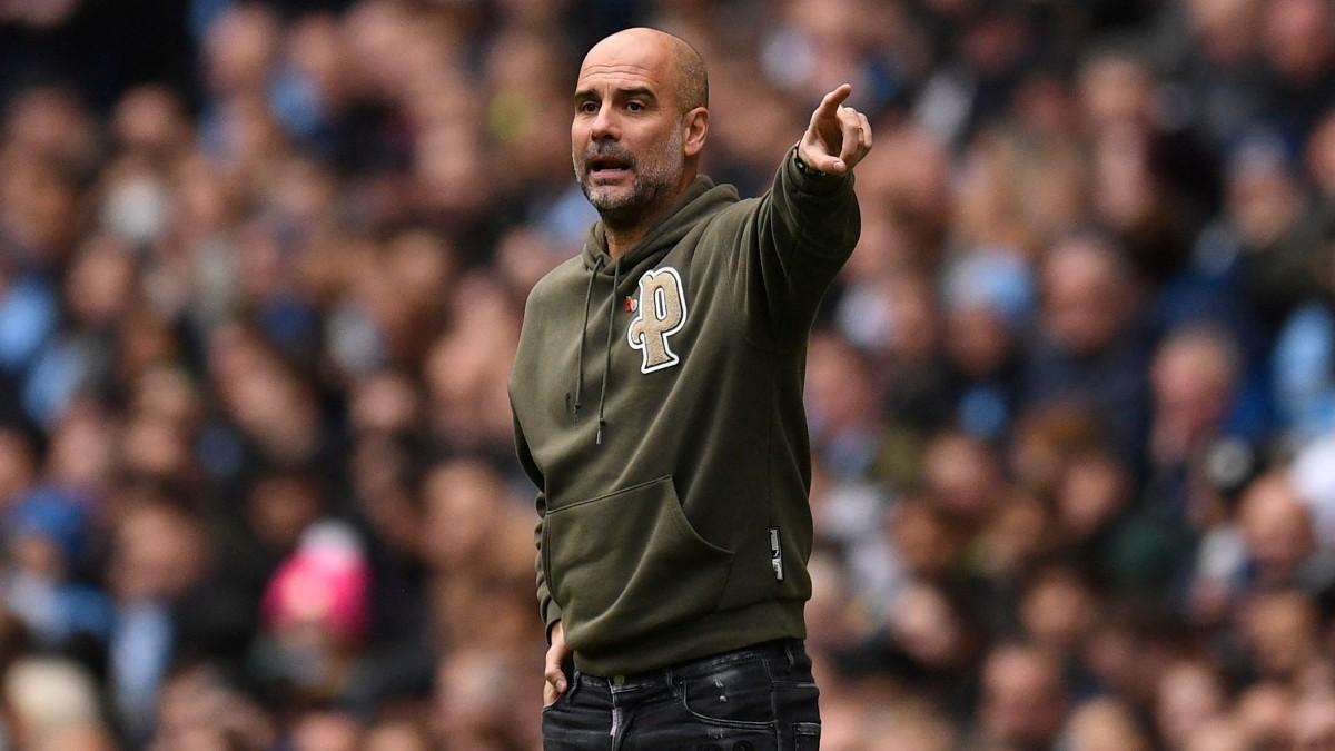 Pep Guardiola dirigiendo desde la banda