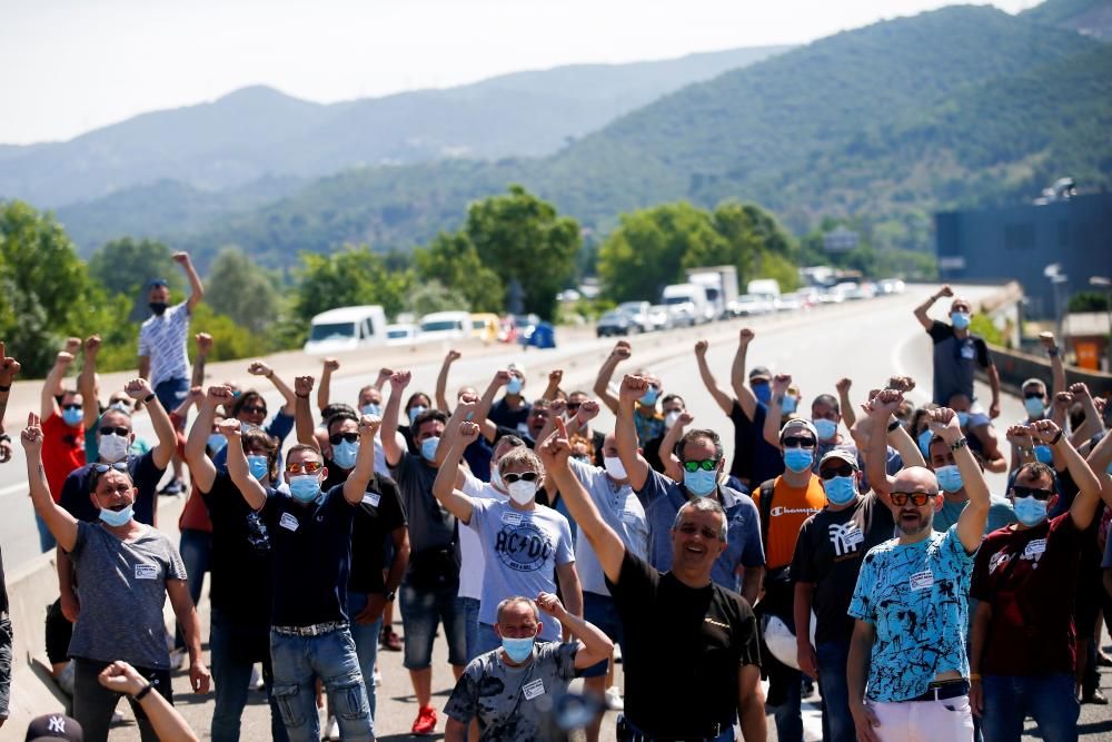 Trabajadores de la planta de Nissan en la Zona Franca de Barcelona protestan ante el cierre