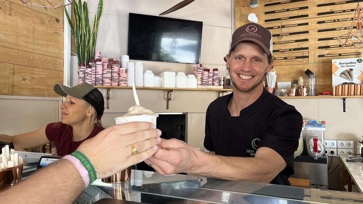 Regalan helados en Málaga tras el apagón.