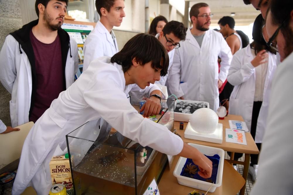 Los alumnos dedican el día a experimentar con la ciencia en gallego y poner en práctica experimentos con elementos que todos tenían en casa como un secador de pelo, huevos y palillos de madera.