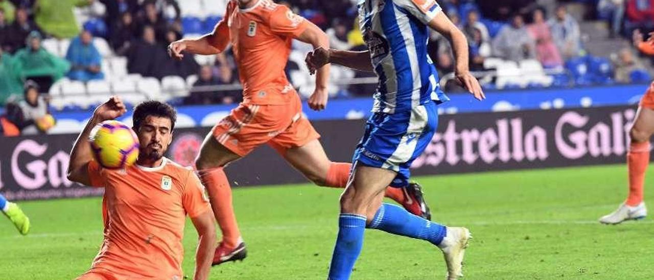 Alanís y Carlos Hernández, ante Carlos Fernández, delantero del Deportivo.