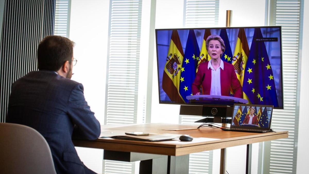 El 'president' de la Generalitat en funciones, Pere Aragonès, escucha a la presidenta de la Comisión Europea, Ursula von der Leyen, durante la XXIII Conferencia de Presidentes, celebrada de manera telemática, este 26 de octubre.