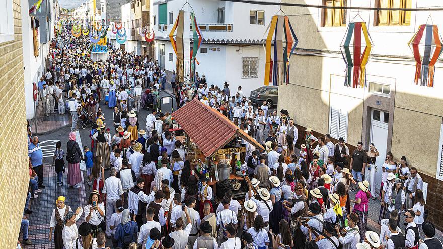 Más de 6.000 personas, entre ellas, un grupo de menores migrantes, celebran el 50 aniversario de la romería en honor a la Santísima Trinidad de El Tablero