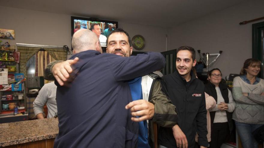 Paulo Vicente recibe el abrazo de Henrique Bazal.