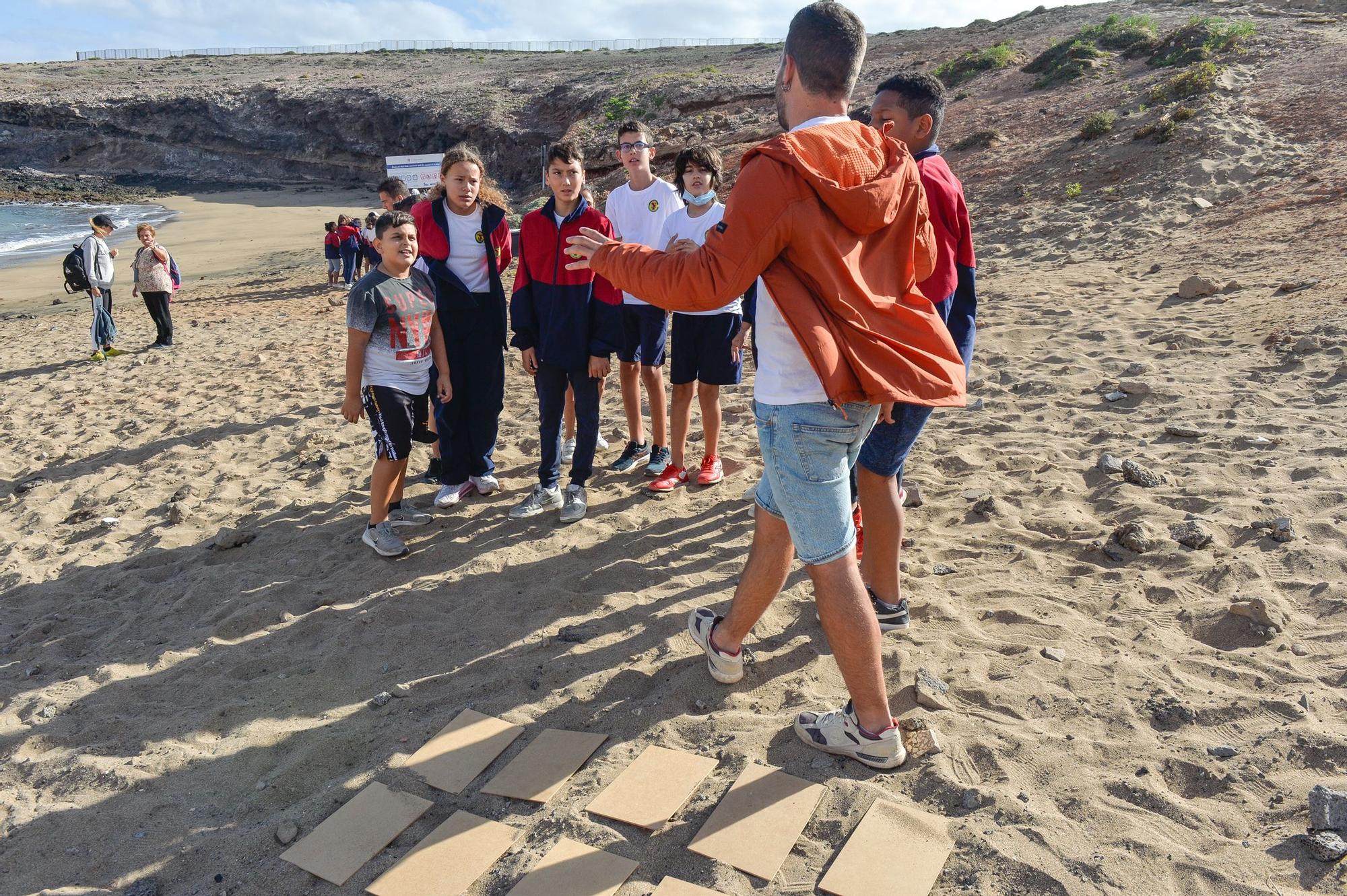 Los alumnos del Saulo Torón limpian la playa de Aguadulce