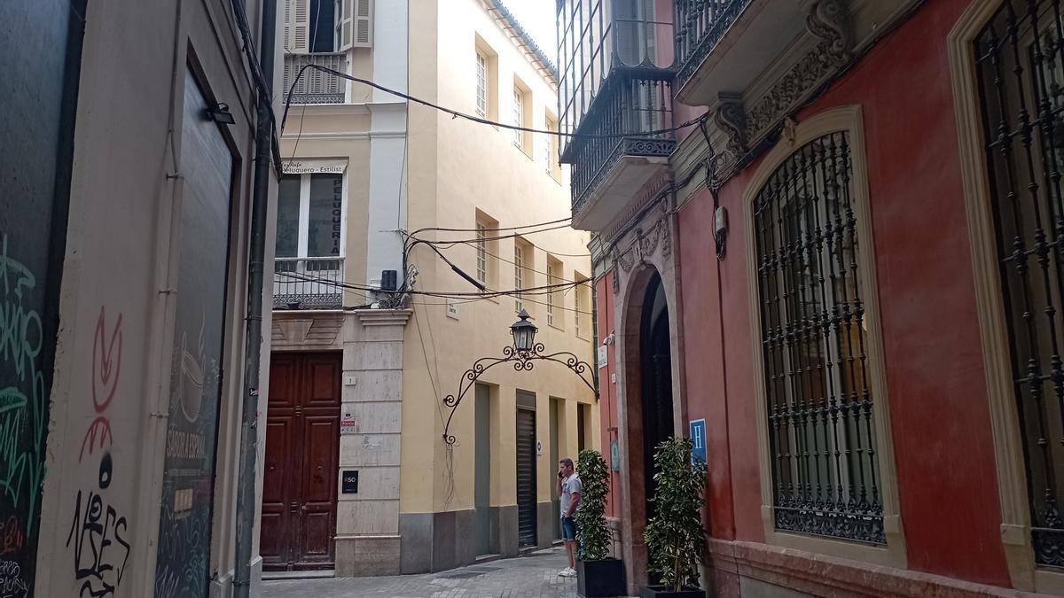 lariosLa calle Nicasio Calle, esta semana, con sus guirnaldas por doquier.