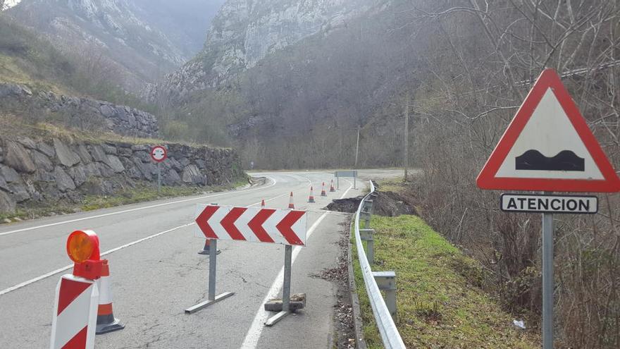 Los accesos a Nieves y Bueres, listos tras ser arreglados los argayos que los dificultaban