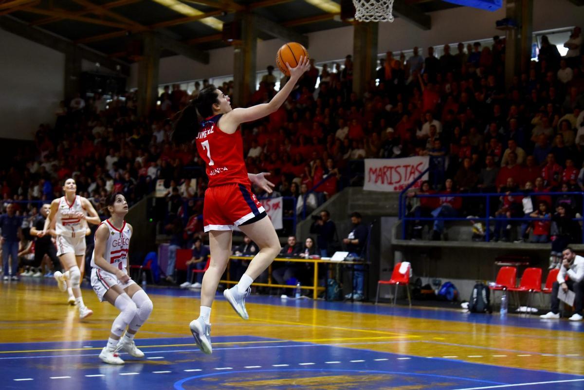 Ana Jiménez entra a canasta en el partido entre Maristas y GEIEG.